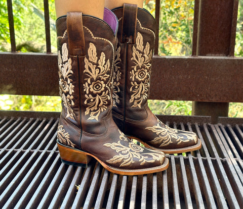 Women’s Rustic Brown Leather Boots With Rodeo Toe